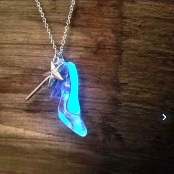 Cinderella A Glow In Dark Necklace! - Picture 3 of 6